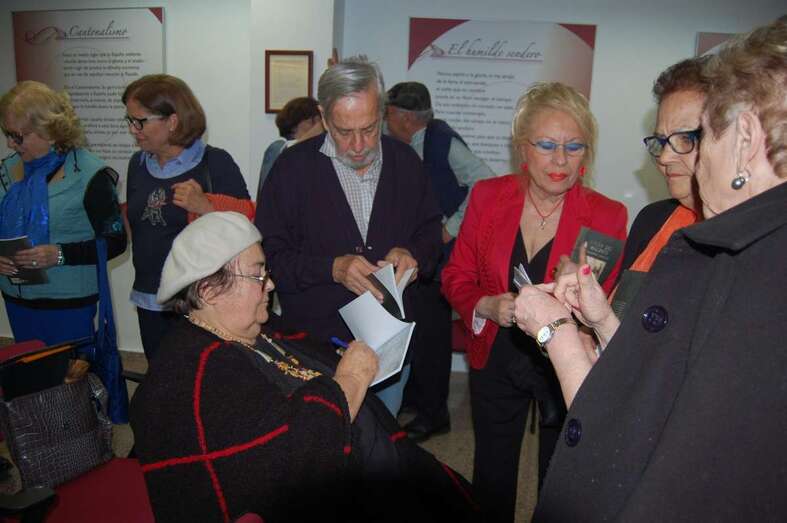 Pepa Aurora firma ejemplares del libro (Foto José Martín Feo)